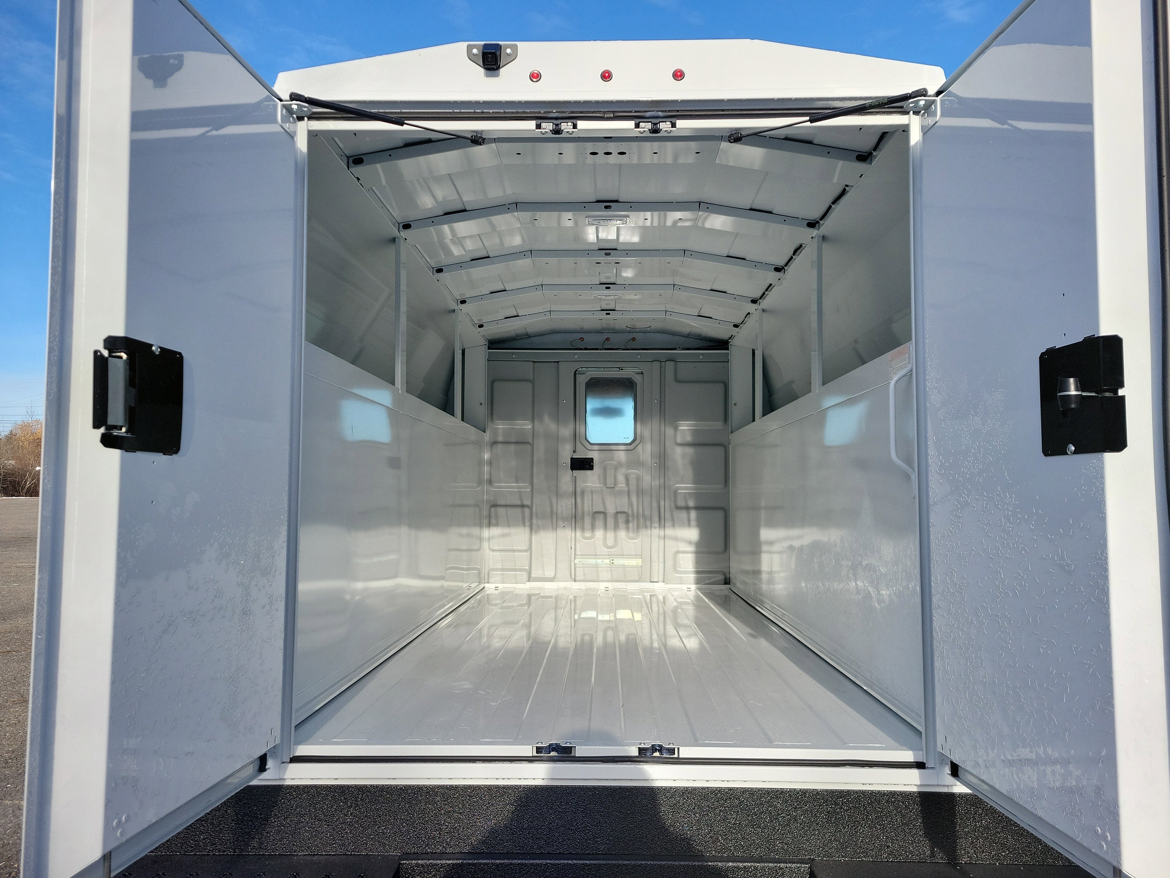 2025 GMC Savana Cutaway 3500 1WT