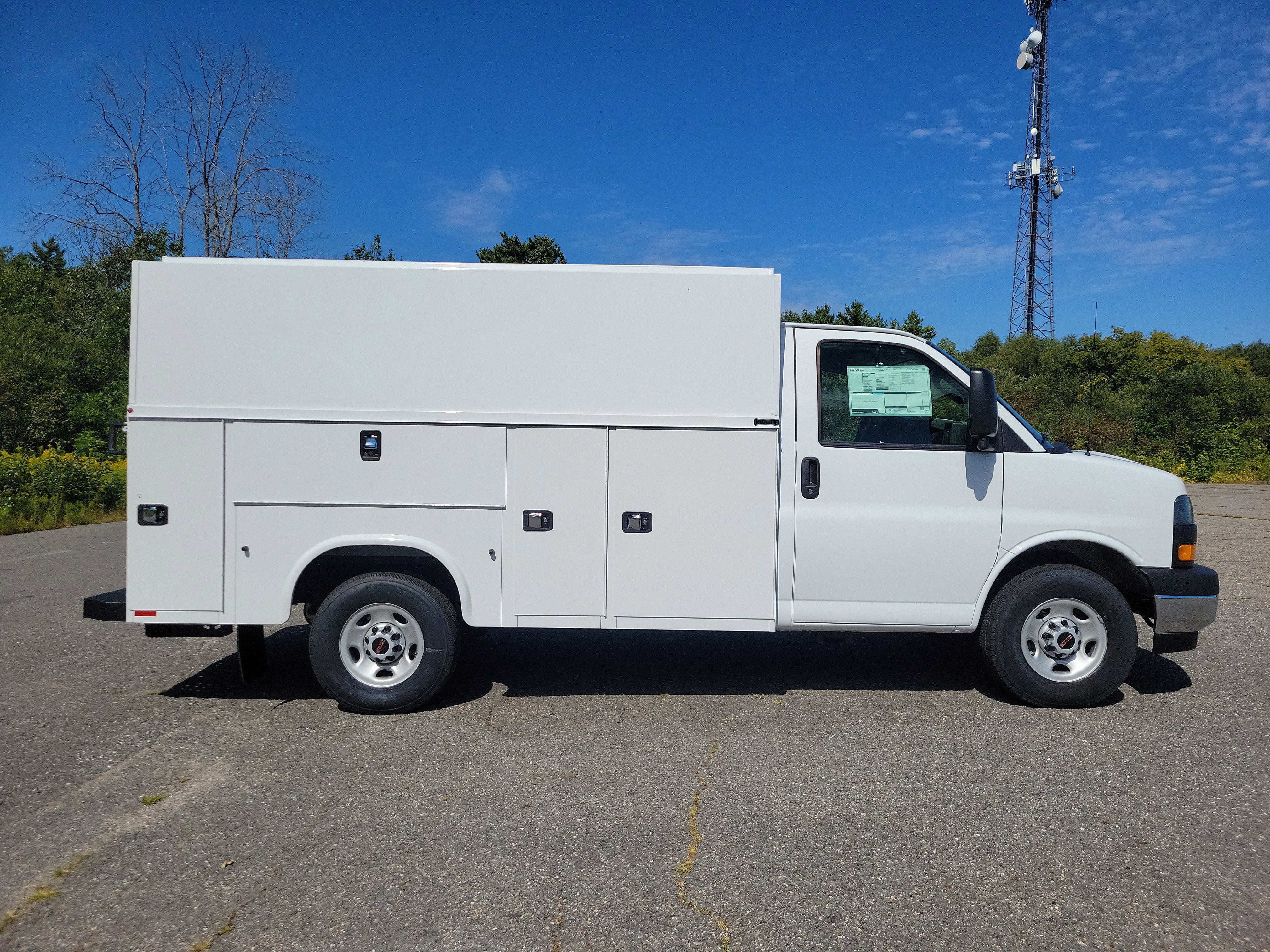 2025 GMC Savana Cutaway 3500 1WT