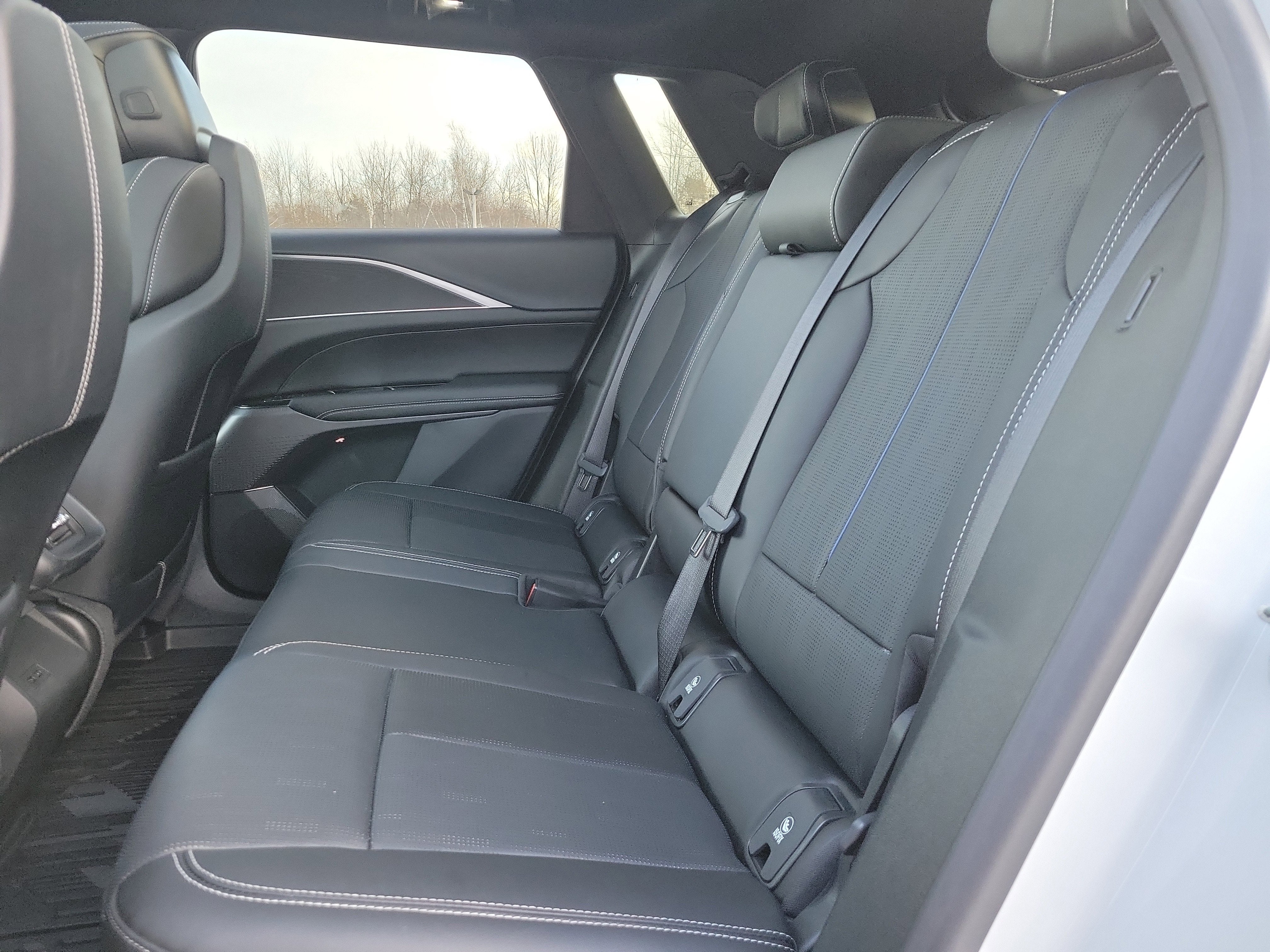 2025 Cadillac LYRIQ Luxury 1