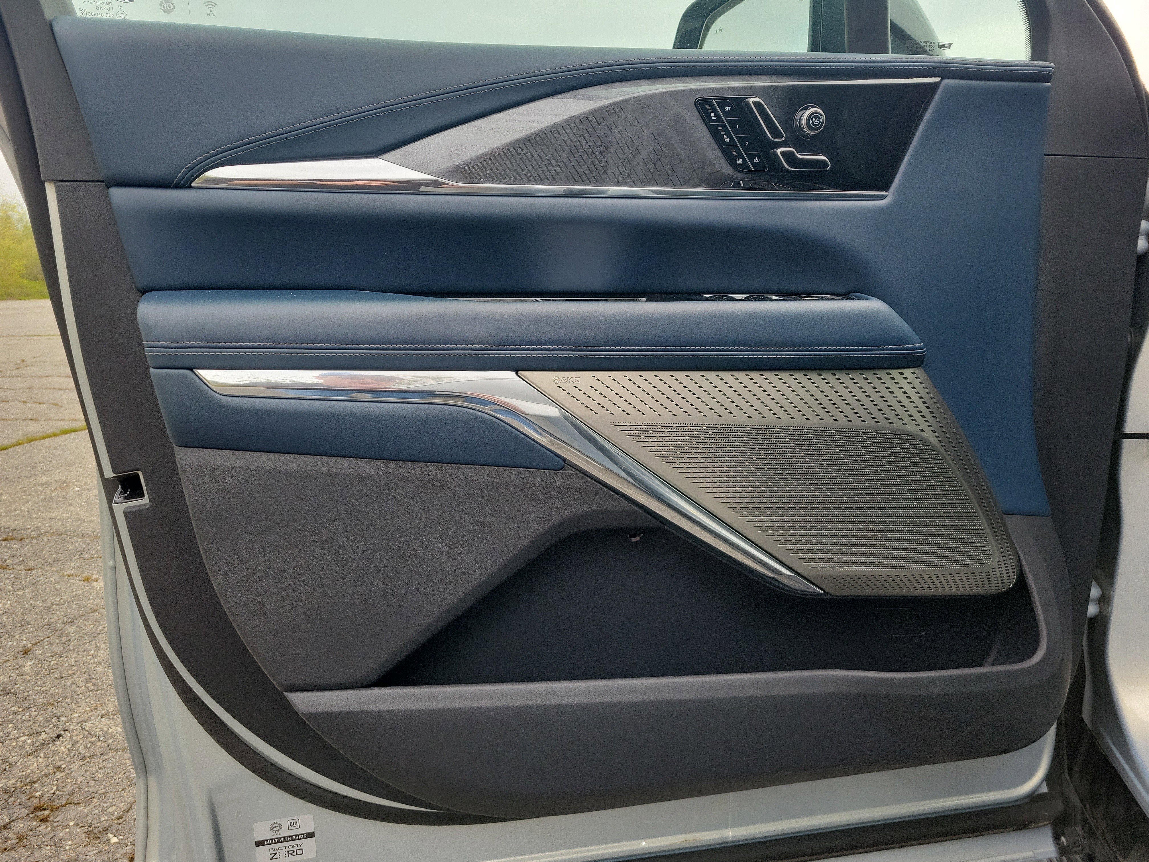 2025 Cadillac ESCALADE IQ Luxury 2