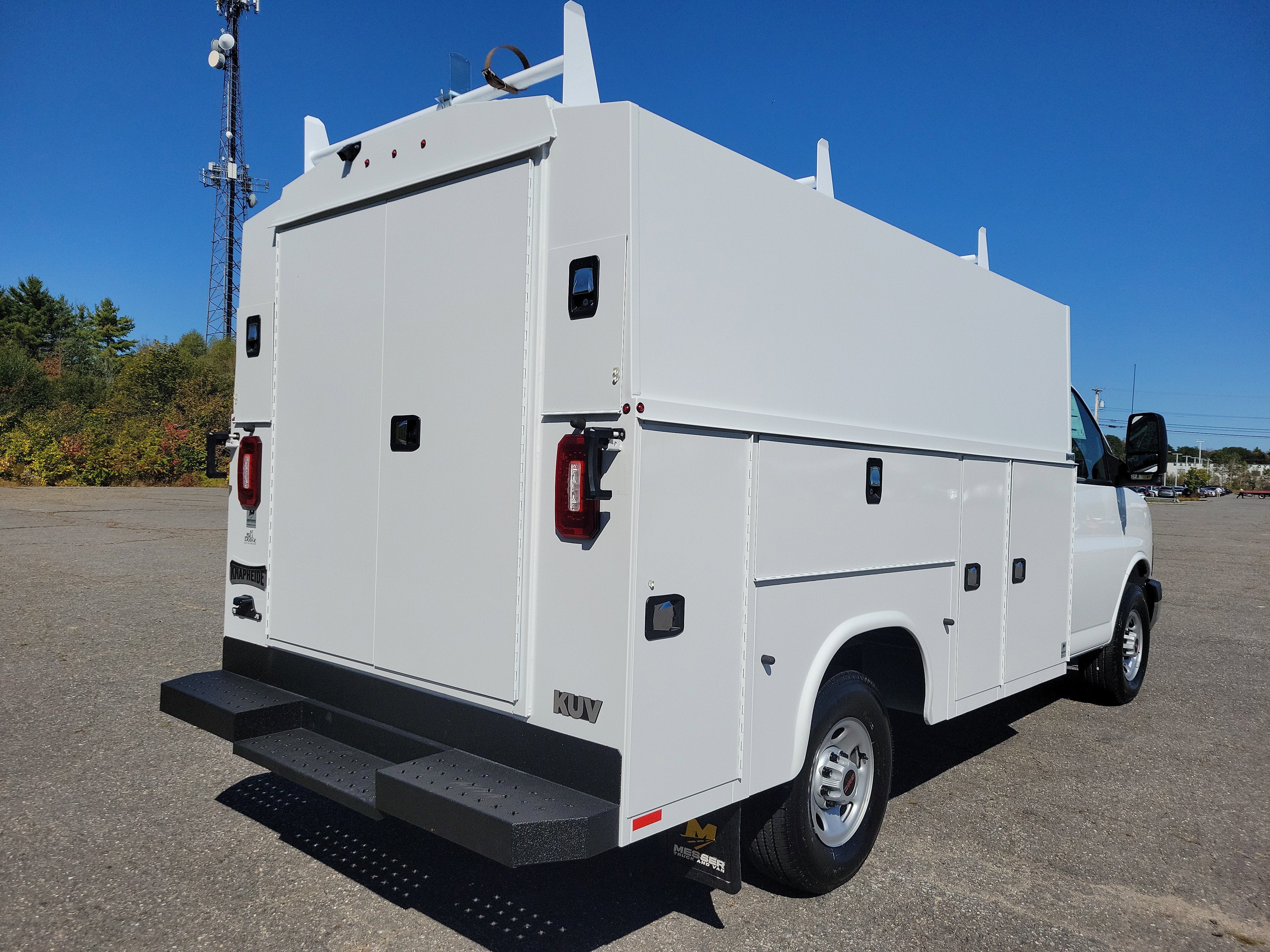 2025 GMC Savana Cutaway 3500 1WT