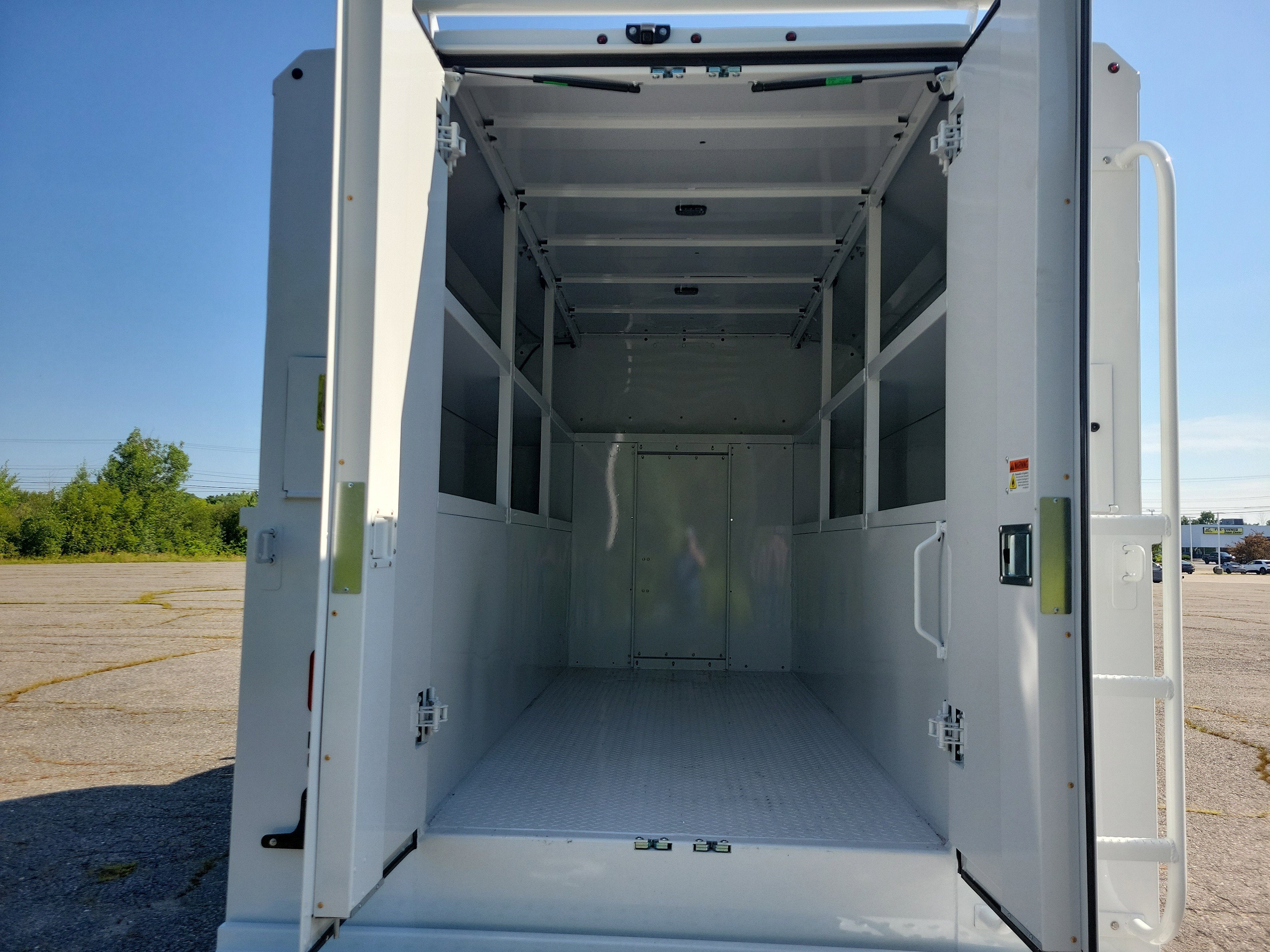 2025 GMC Savana Cutaway 3500 1WT