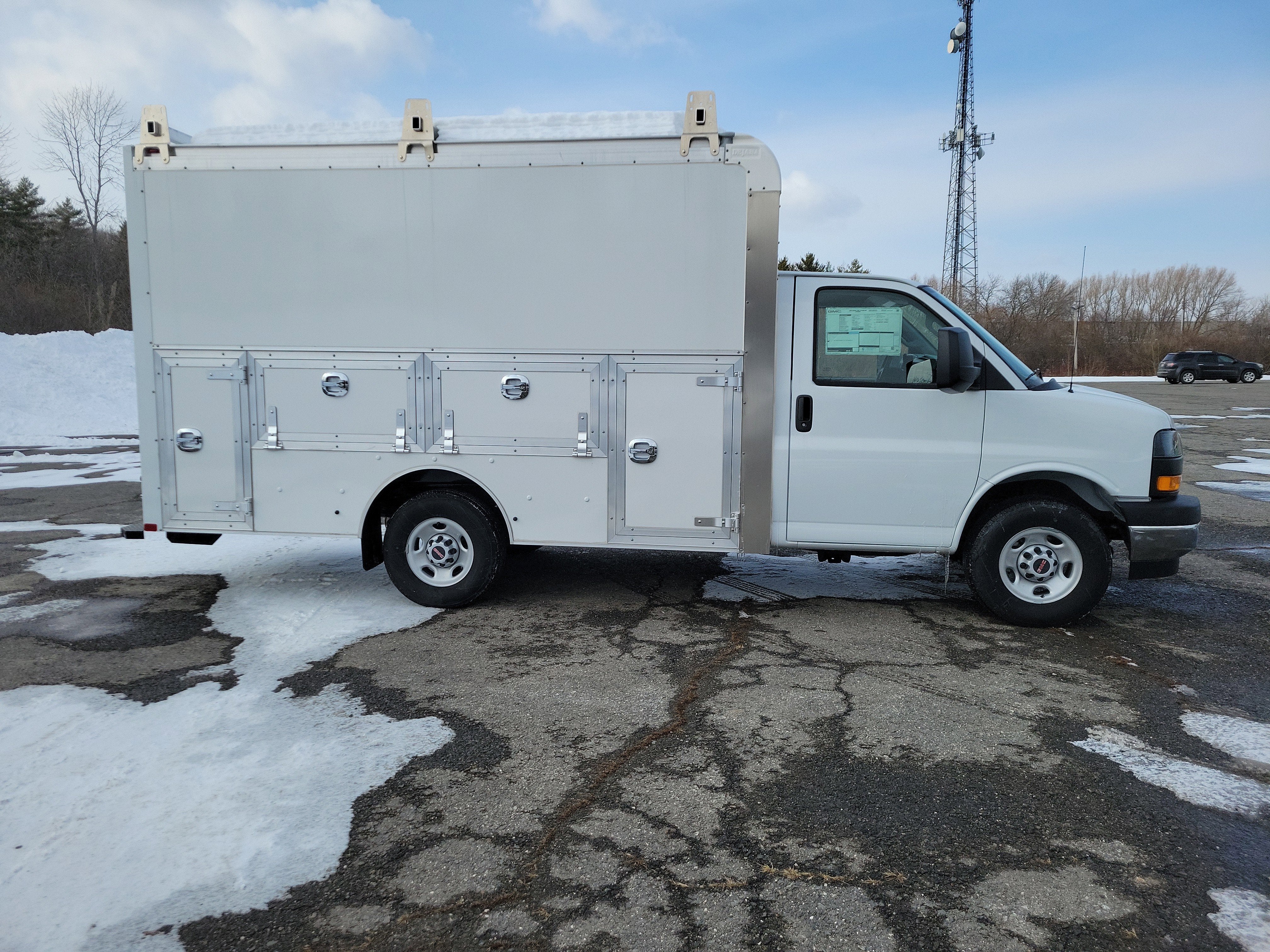 2025 GMC Savana Cutaway 3500 1WT