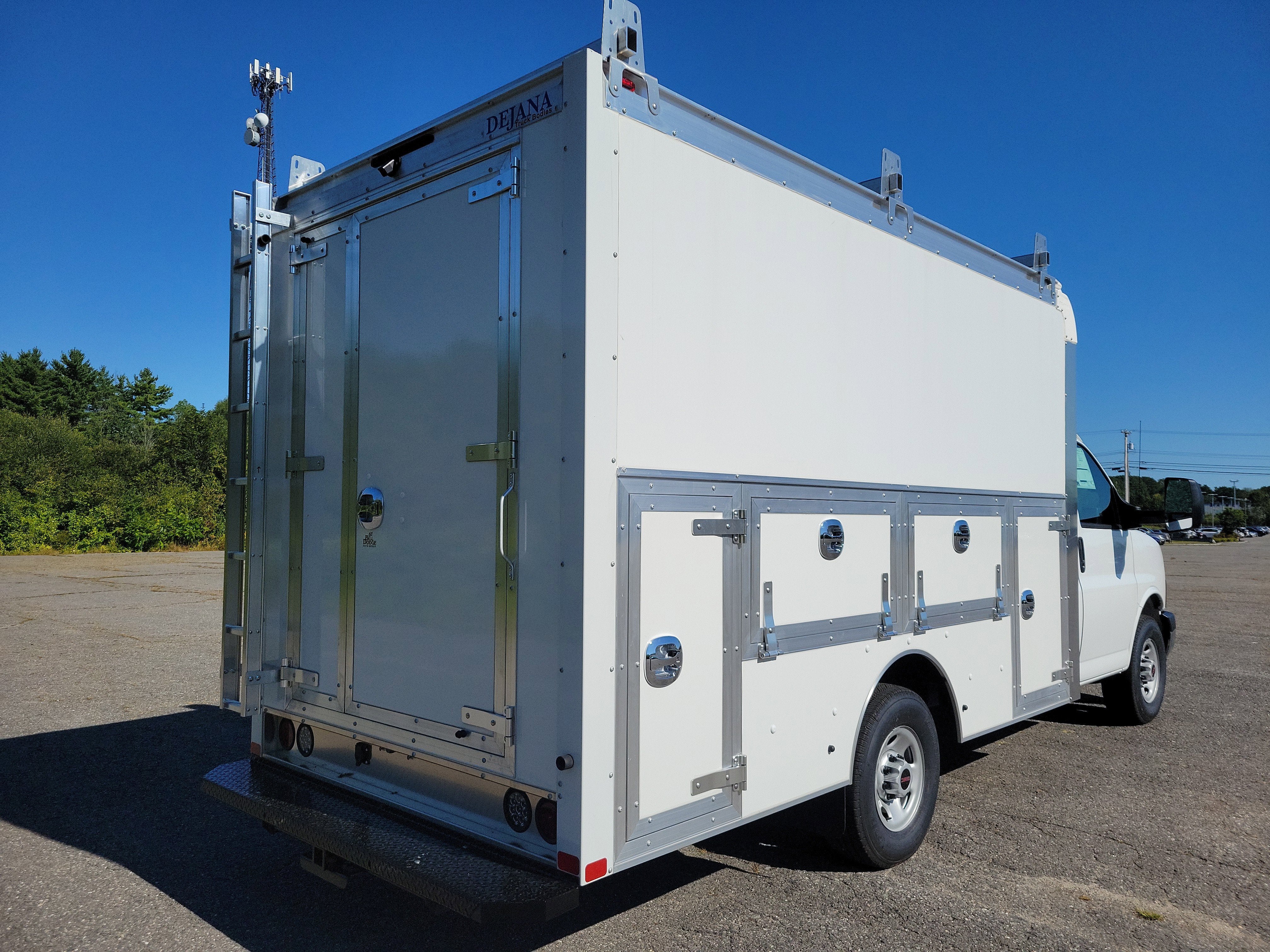 2025 GMC Savana Cutaway 3500 1WT